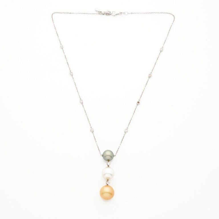 Fine CHAINE en or gris (750‰) serti de diamants retenant 3 perles de culture, g…