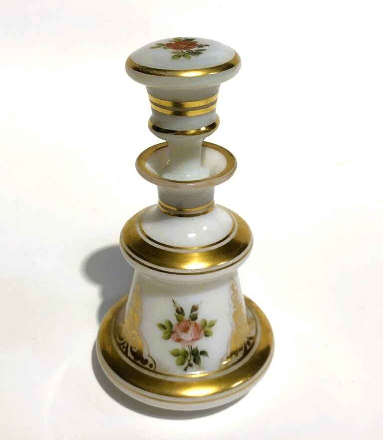 Flacon a deux bourrelets en opaline de cristal blanche a decor de filets et de…