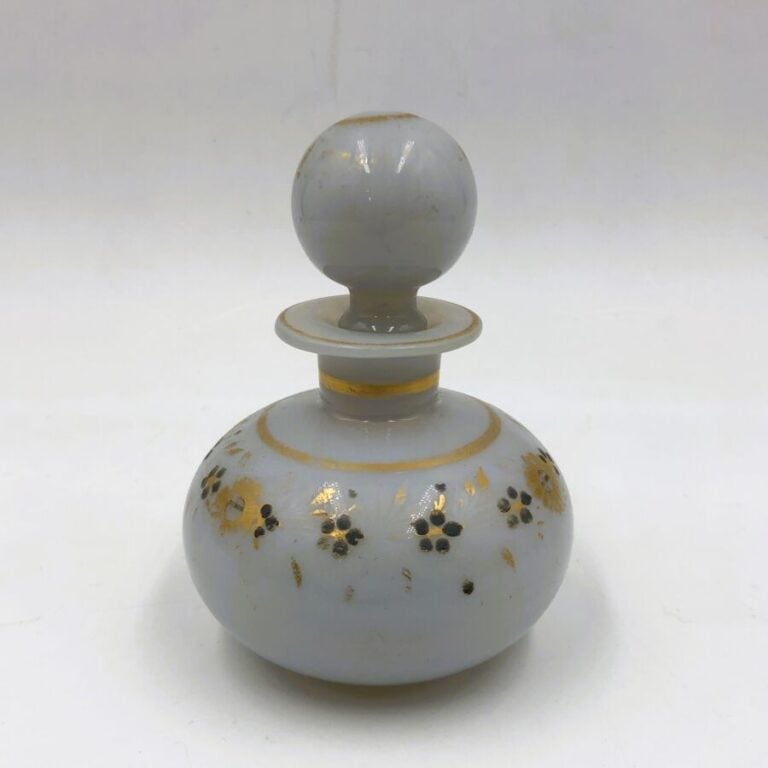 Flacon boule en opaline savonneuse a decor de myosotis (use), 1820-1830. Haut.…