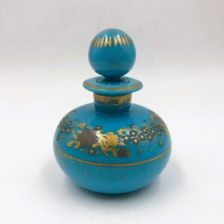 Flacon boule en opaline turquoise a decor « Desvignes » de myosotis (décor usé)…
