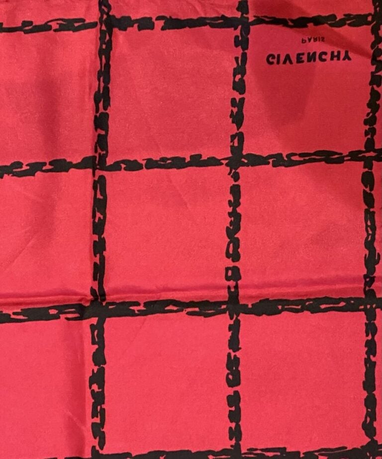 GIVENCHY - Carré de soie rouge et noir à décor de chaînes quadrillées - 78 x 78…