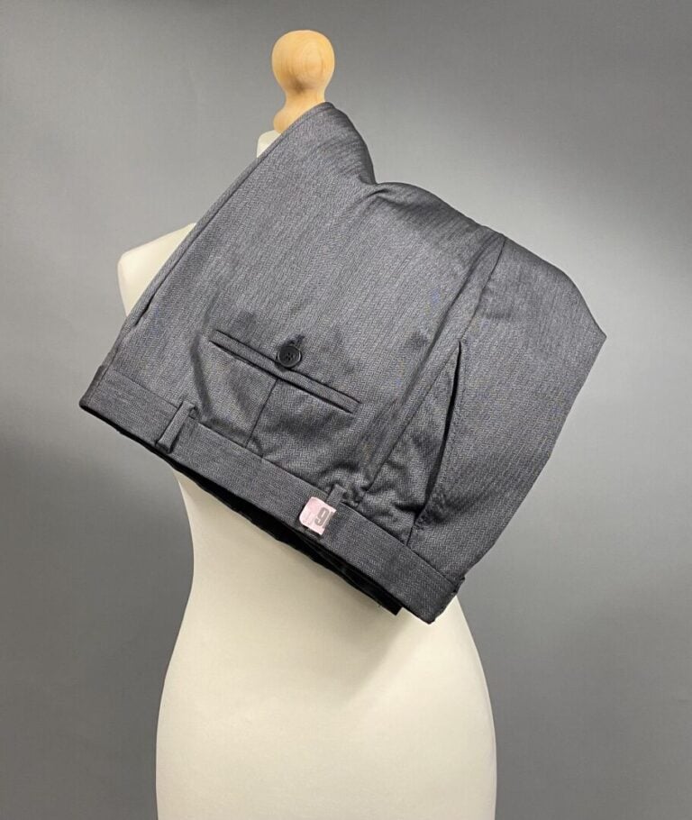 GIVENCHY - Costume homme en sergé de laine gris. Doublure en viscose grise logo…