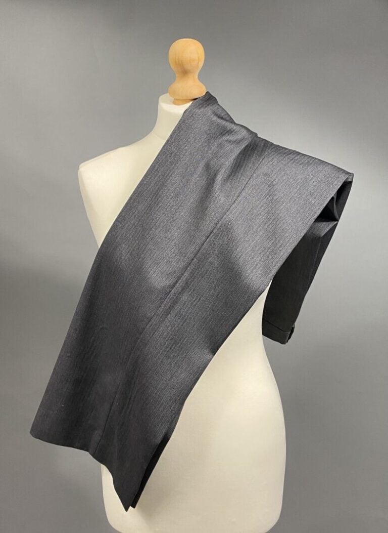 GIVENCHY - Costume homme en sergé de laine gris. Doublure en viscose grise logo…