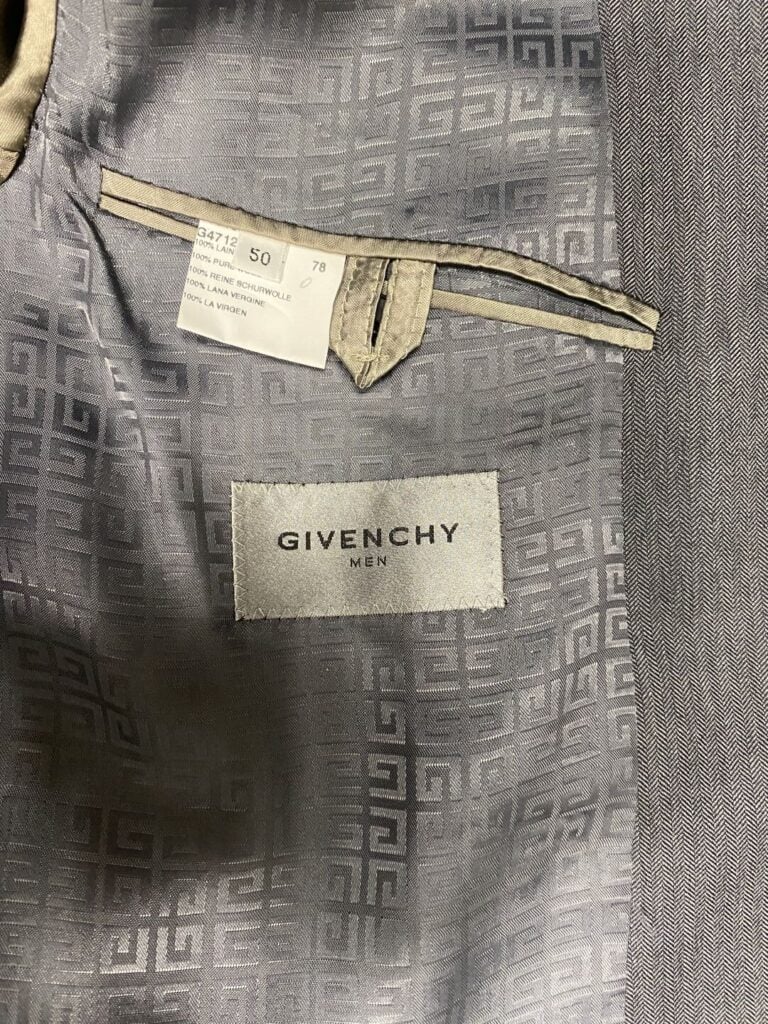 GIVENCHY - Costume homme en sergé de laine gris. Doublure en viscose grise logo…