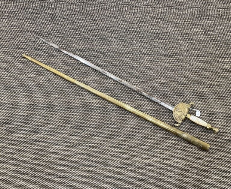 Glaive de cérémonie. Coquille aux armes du Mexique. Fusée en nacre filigranée.…