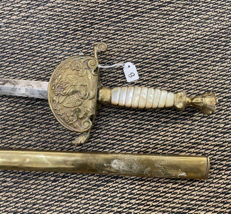 Glaive de cérémonie. Coquille aux armes du Mexique. Fusée en nacre filigranée.…