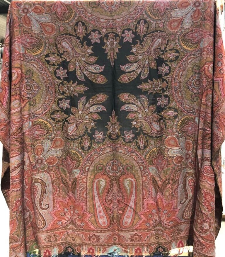 Grand châle en cashemire. - 180 x 190 cm. Quelques usures.
