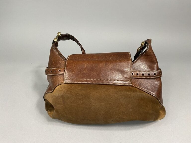 GUCCI - Sac à main « Horsebit » en peau et cuir marron, bijouterie dorée, porté…