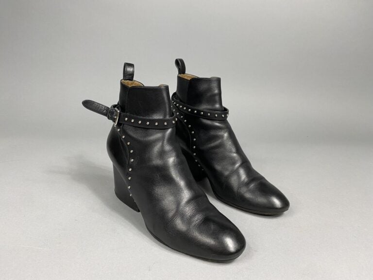 HERMÈS - Bottines en cuir noir, sangle en cuir ornée de clous argenté. - Pointu…