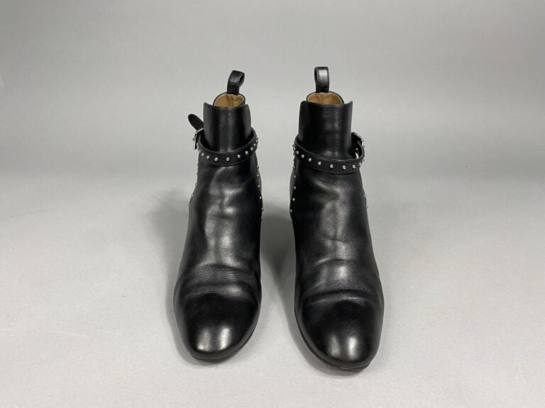 HERMÈS - Bottines en cuir noir, sangle en cuir ornée de clous argenté. - Pointu…