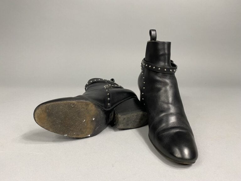 HERMÈS - Bottines en cuir noir, sangle en cuir ornée de clous argenté. - Pointu…