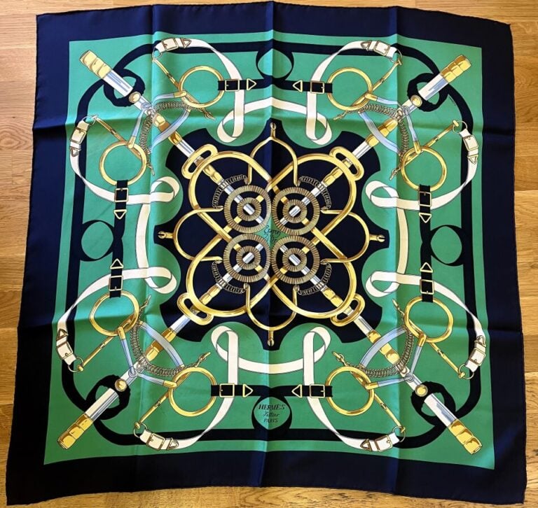 HERMES - Carré de soie "Eperon d'or". 90 x 90 cm. Tâches.