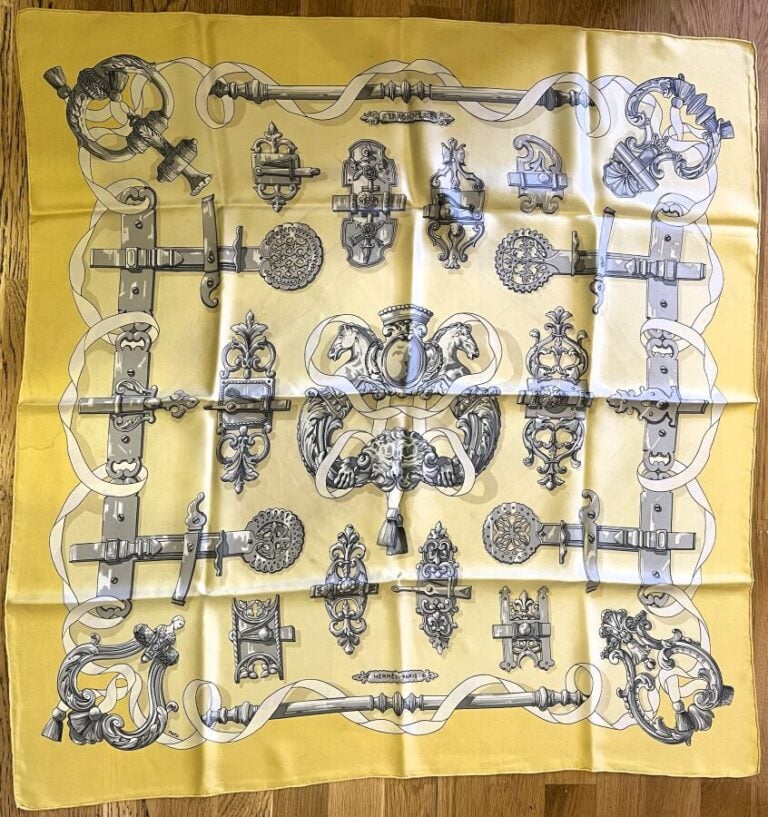HERMES - Carré de soie "Ferronerie". 90 x 90 cm. Auréoles.