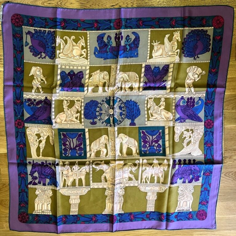 HERMES - Carré de soie "Inde". 90 x 90 cm. Tâches.