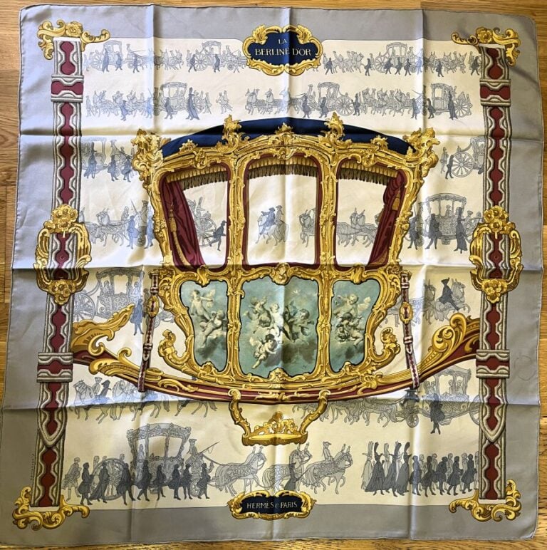 HERMES - Carré de soie "La Berline d'or". 90 x 90 cm. Auréoles.
