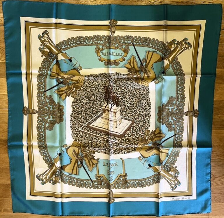 HERMES - Carré de soie "Le Pavé du Roy". 90 x 90 cm