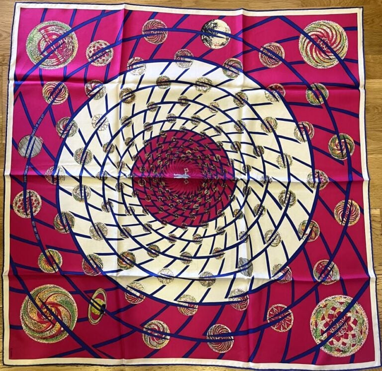 HERMES - Carré de soie "Les feux de l'espace". 90 x 90 cm