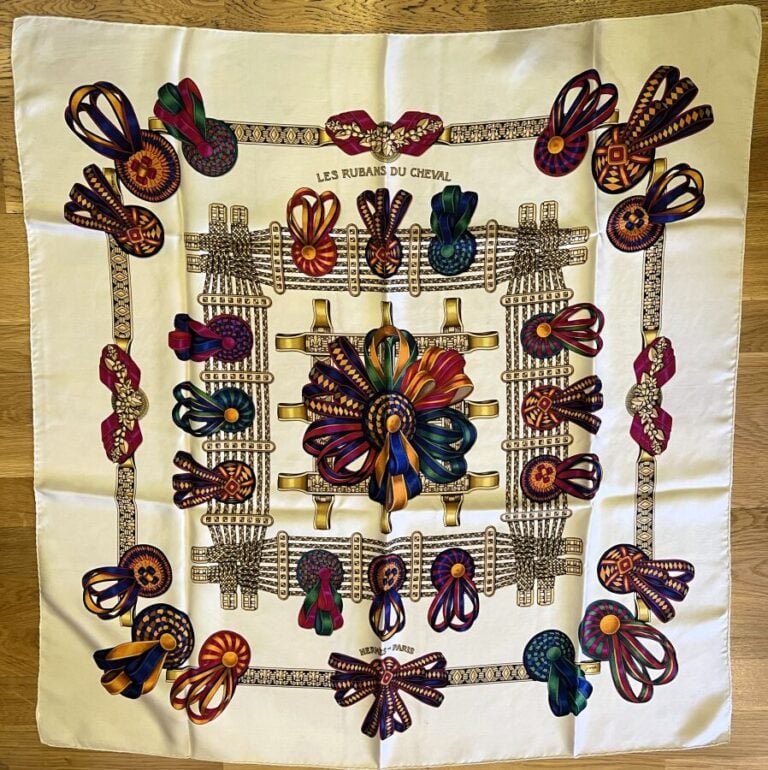 HERMES - Carré de soie "Les rubans du cheval". 90 x 90 cm. Tâches.