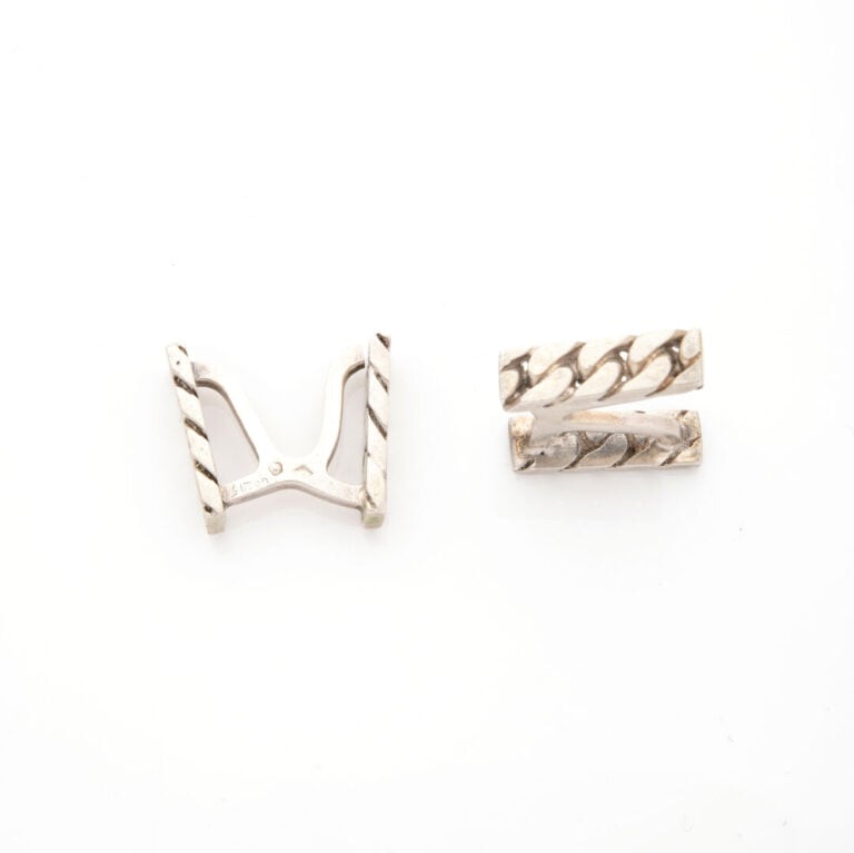 HERMES - Paire de BOUTONS de MANCHETTES en argent (925‰) à motif "gourmette". -…