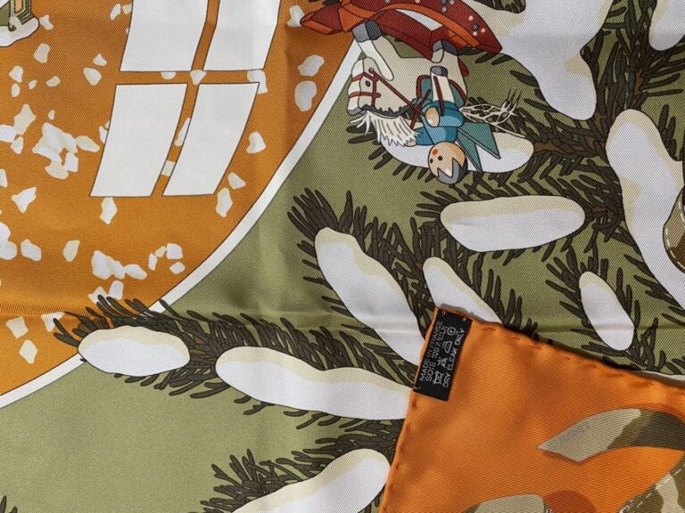 HERMES Paris - Carré en twill de soie titré "Noël au 24 Faubourg" d'après Dimit…