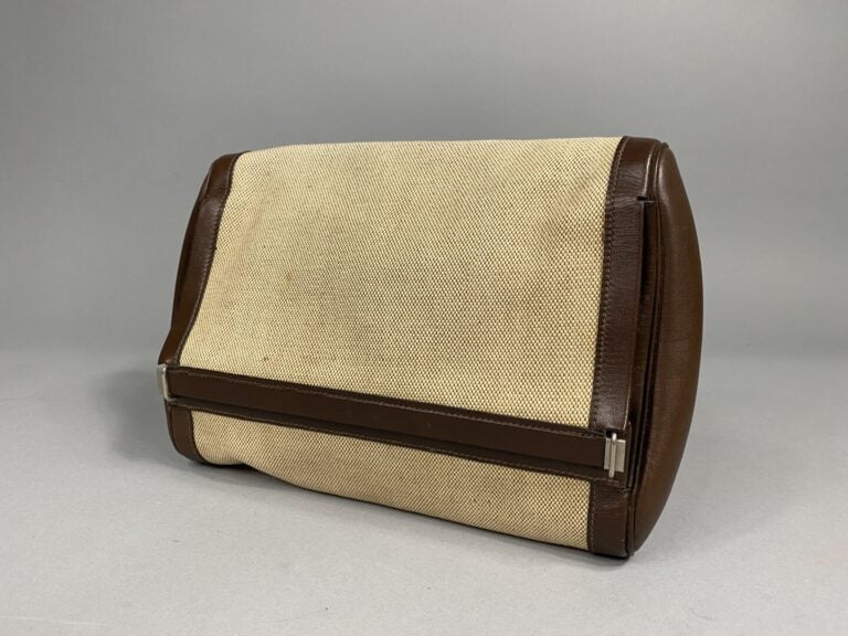 HERMÈS - Trousse de toilette pochette en toile beige et cuir chocolat, fermetur…