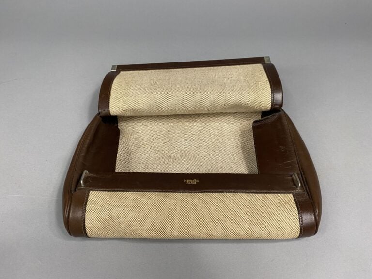 HERMÈS - Trousse de toilette pochette en toile beige et cuir chocolat, fermetur…