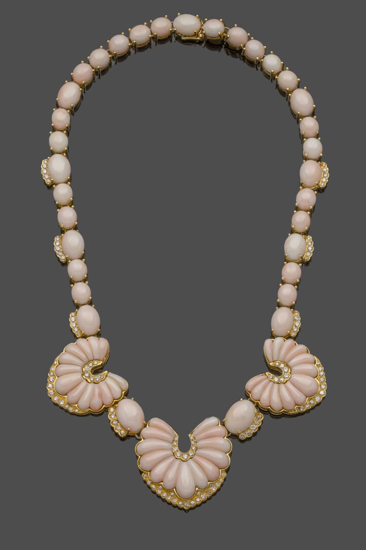 Important COLLIER "palmettes" en or jaune (750‰) orné de corail peau d'ange, ca…