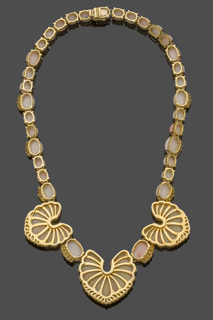 Important COLLIER "palmettes" en or jaune (750‰) orné de corail peau d'ange, ca…