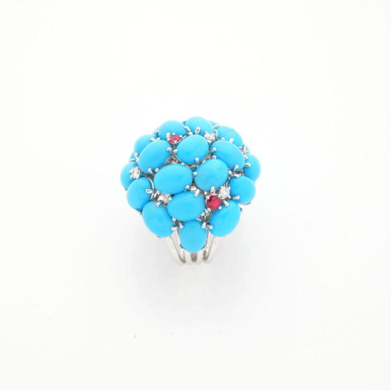 Importante BAGUE "boule" en or gris (750‰) serti de turquoises, spinelles et di…