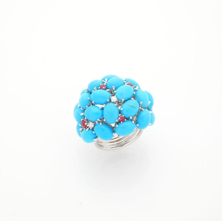 Importante BAGUE "boule" en or gris (750‰) serti de turquoises, spinelles et di…
