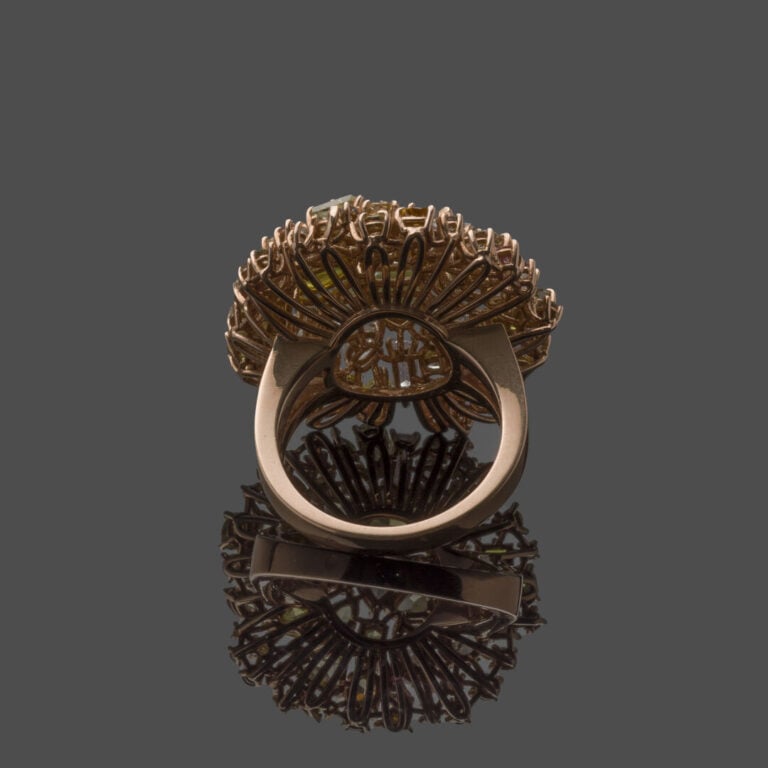 Importante BAGUE « cocktail » en or rose (585‰) 14 carats, serti de diamants bl…