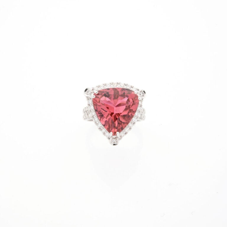 Importante BAGUE en or gris (750‰) serti d'une tourmaline rose pesant 10,69 cts…