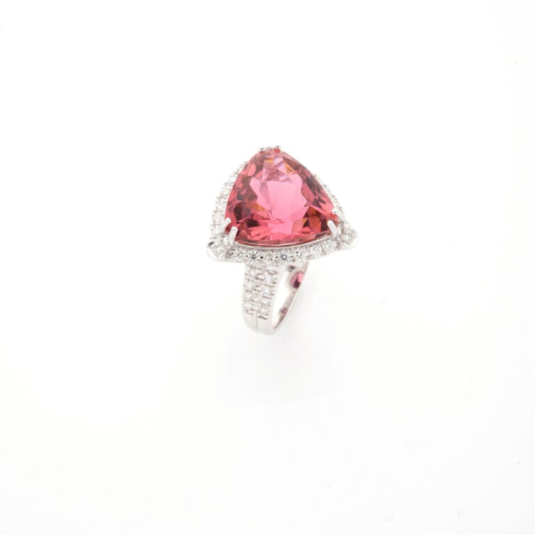 Importante BAGUE en or gris (750‰) serti d'une tourmaline rose pesant 10,69 cts…