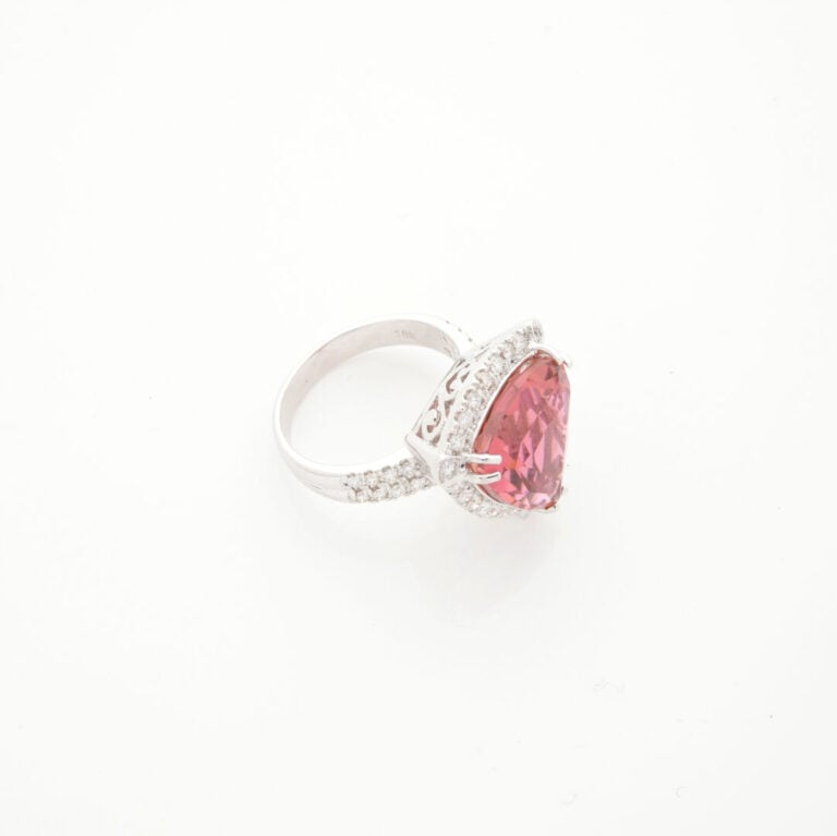 Importante BAGUE en or gris (750‰) serti d'une tourmaline rose pesant 10,69 cts…