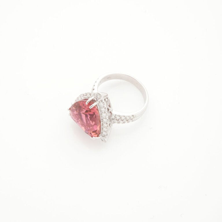 Importante BAGUE en or gris (750‰) serti d'une tourmaline rose pesant 10,69 cts…