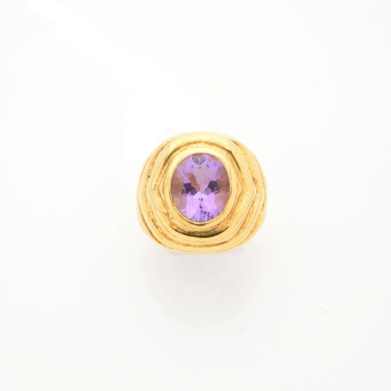 Importante BAGUE en or jaune (750‰) godronné, serti d'une améthyste en serti cl…