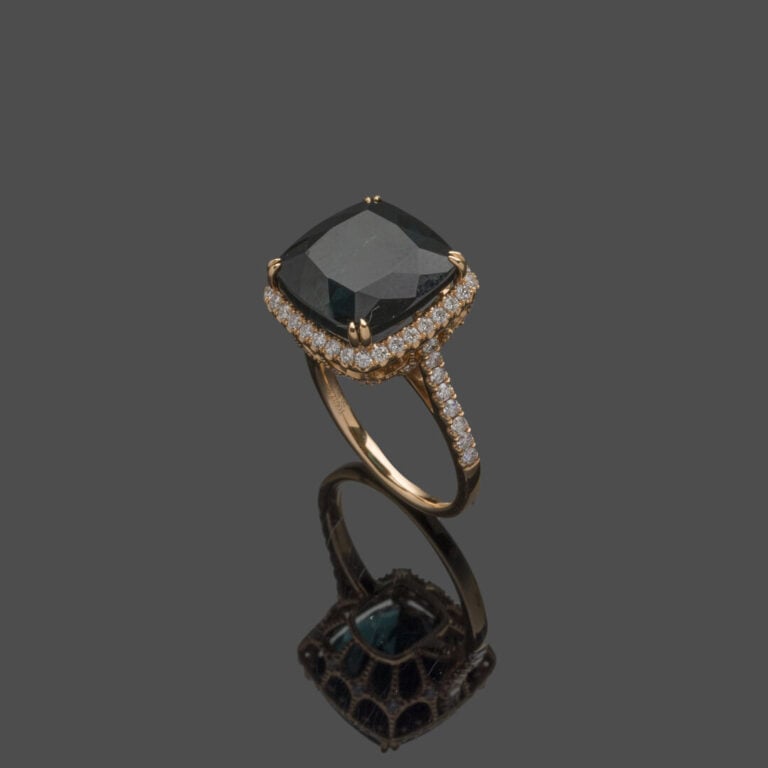 Importante BAGUE en or rose (750‰) serti d'une tourmaline vert foncé taille cou…