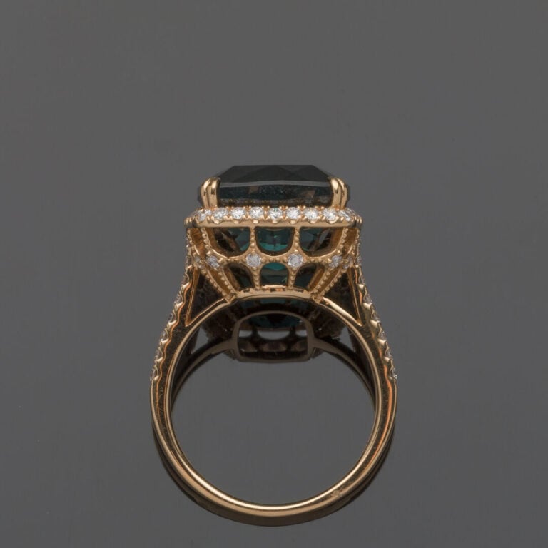 Importante BAGUE en or rose (750‰) serti d'une tourmaline vert foncé taille cou…