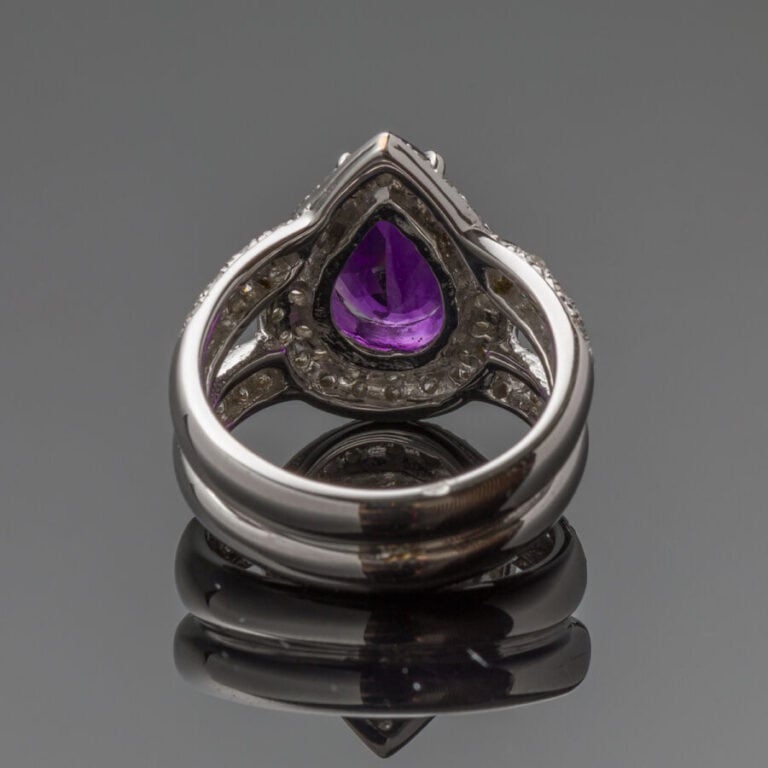 Importante BAGUE "goutte" en or gris (750‰) ajouré, serti d'une améthyste facet…