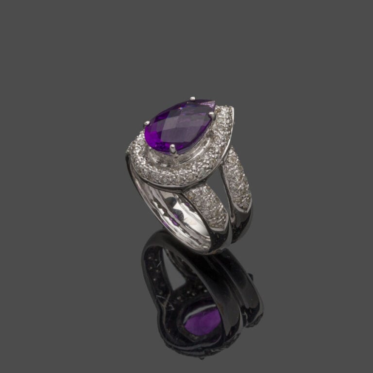 Importante BAGUE "goutte" en or gris (750‰) ajouré, serti d'une améthyste facet…