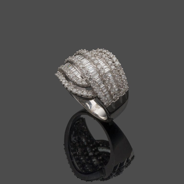 Importante BAGUE « volutes » en or gris (750‰) ajouré, serti de six alignements…