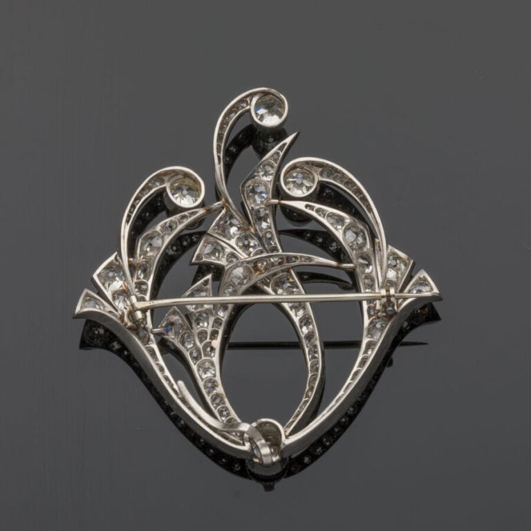 Importante BROCHE "volutes" en platine (min. 800‰) ajouré, entièrement serti de…