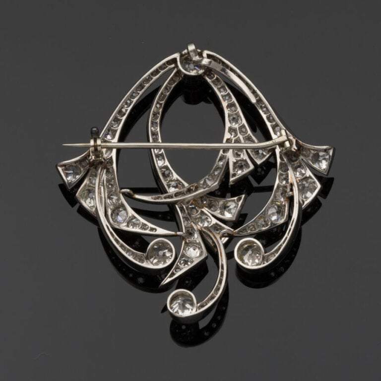 Importante BROCHE "volutes" en platine (min. 800‰) ajouré, entièrement serti de…