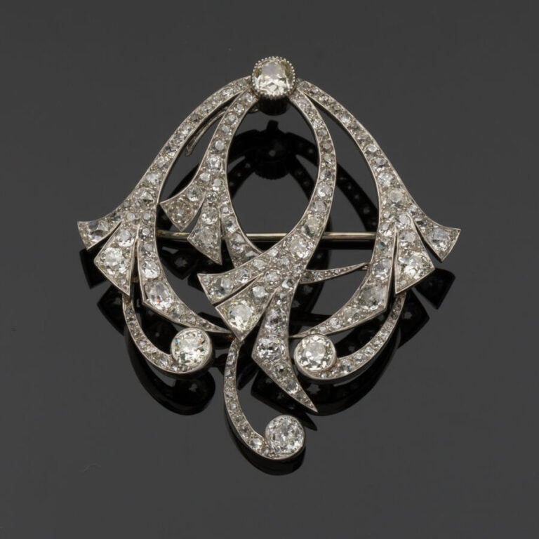 Importante BROCHE "volutes" en platine (min. 800‰) ajouré, entièrement serti de…