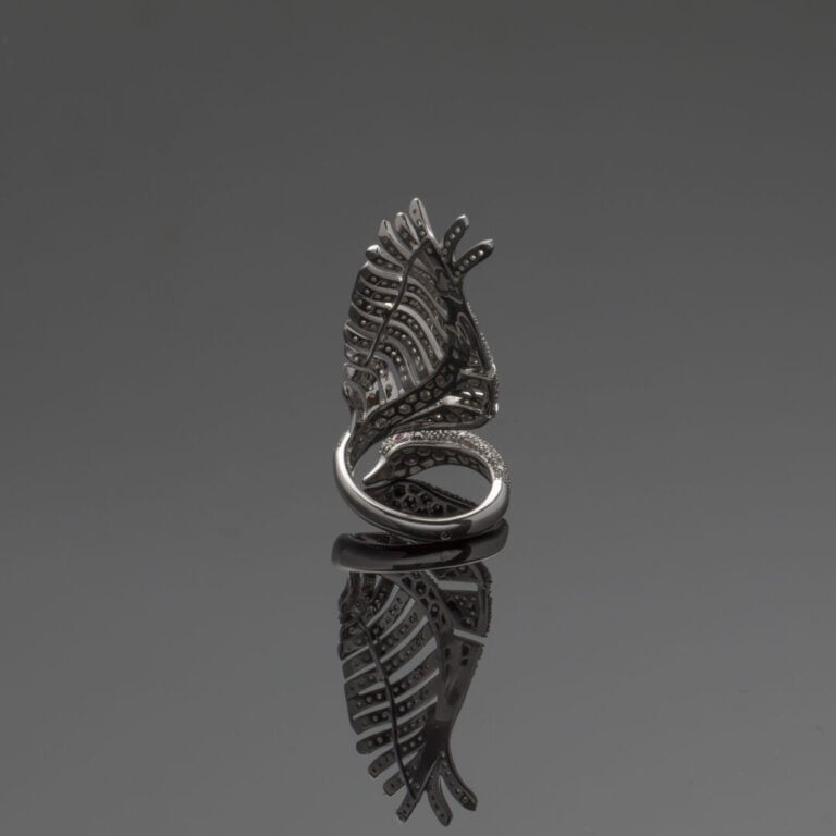 Importante et longue BAGUE « cygne » en or gris (585‰) 14 carats, ajouré, pavé…