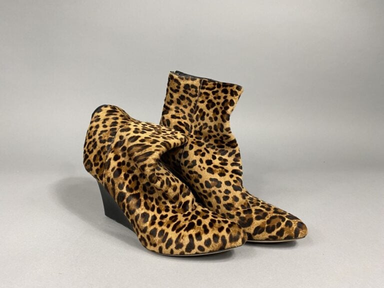 Jimmy CHOO - Paire de bottines à semelle compensée en cuir et motif léopard - F…