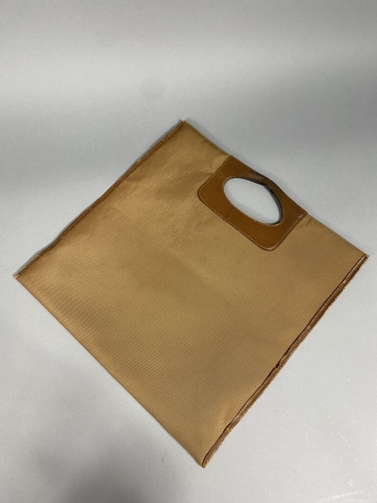 LANCEL - Sac plat en toile et cuir beige, porté main - 41 x 41 cm - (état d'usa…