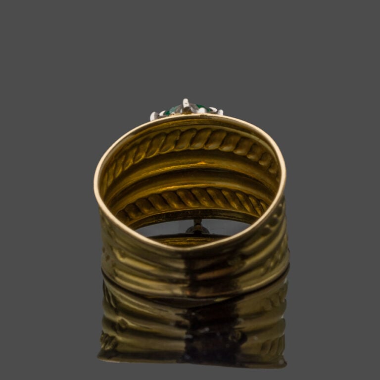 Large BAGUE "bandeau marguerite" en or jaune repoussé et or gris (750‰) serti d…