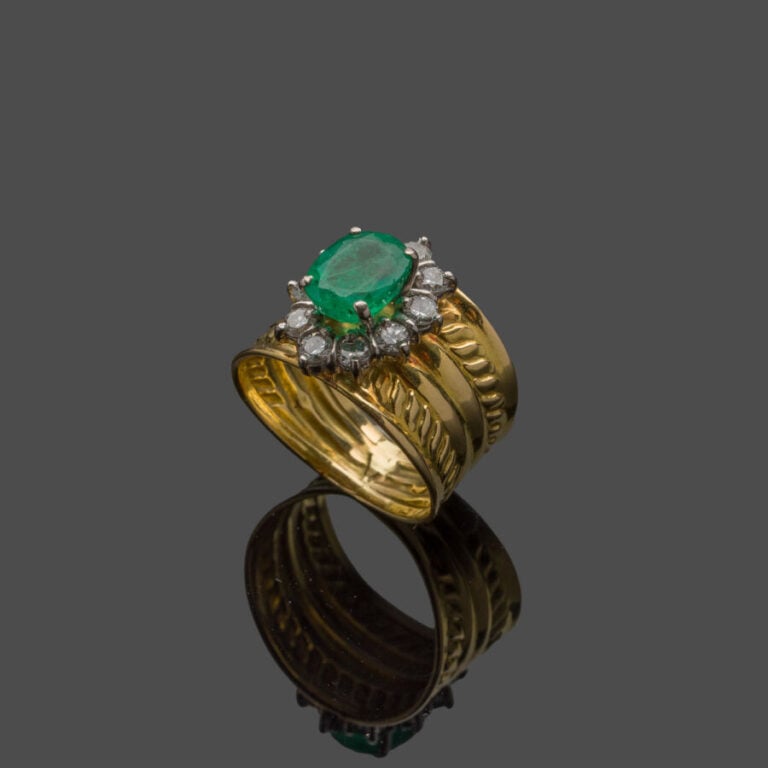 Large BAGUE "bandeau marguerite" en or jaune repoussé et or gris (750‰) serti d…