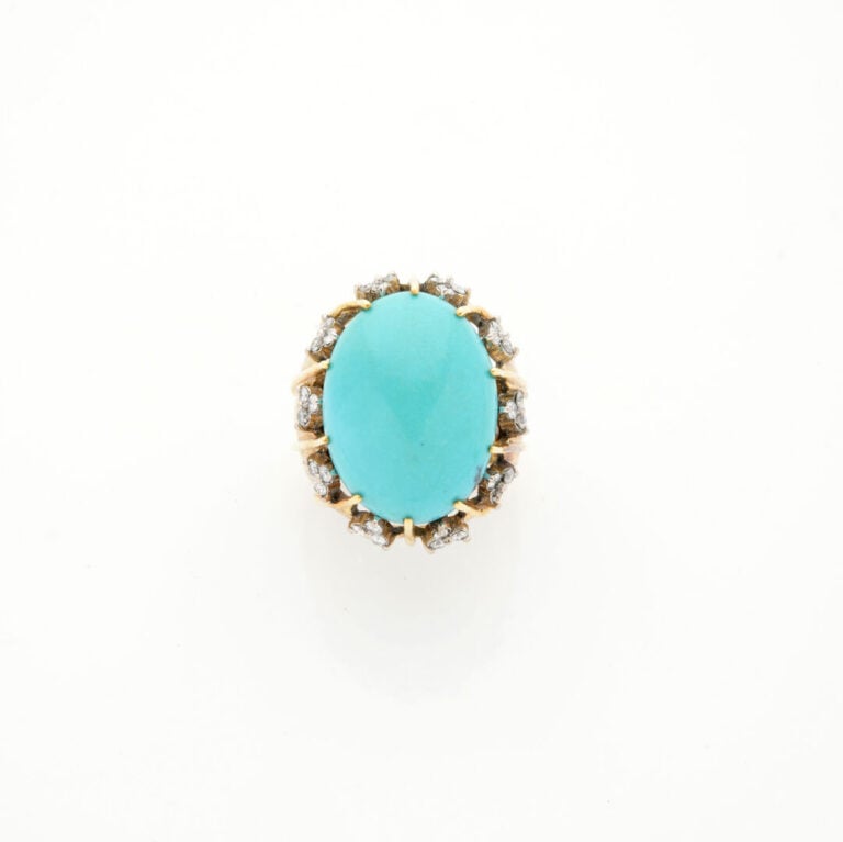 Large BAGUE "dôme" en or jaune (750‰) brossé, orné d'un important cabochon de t…